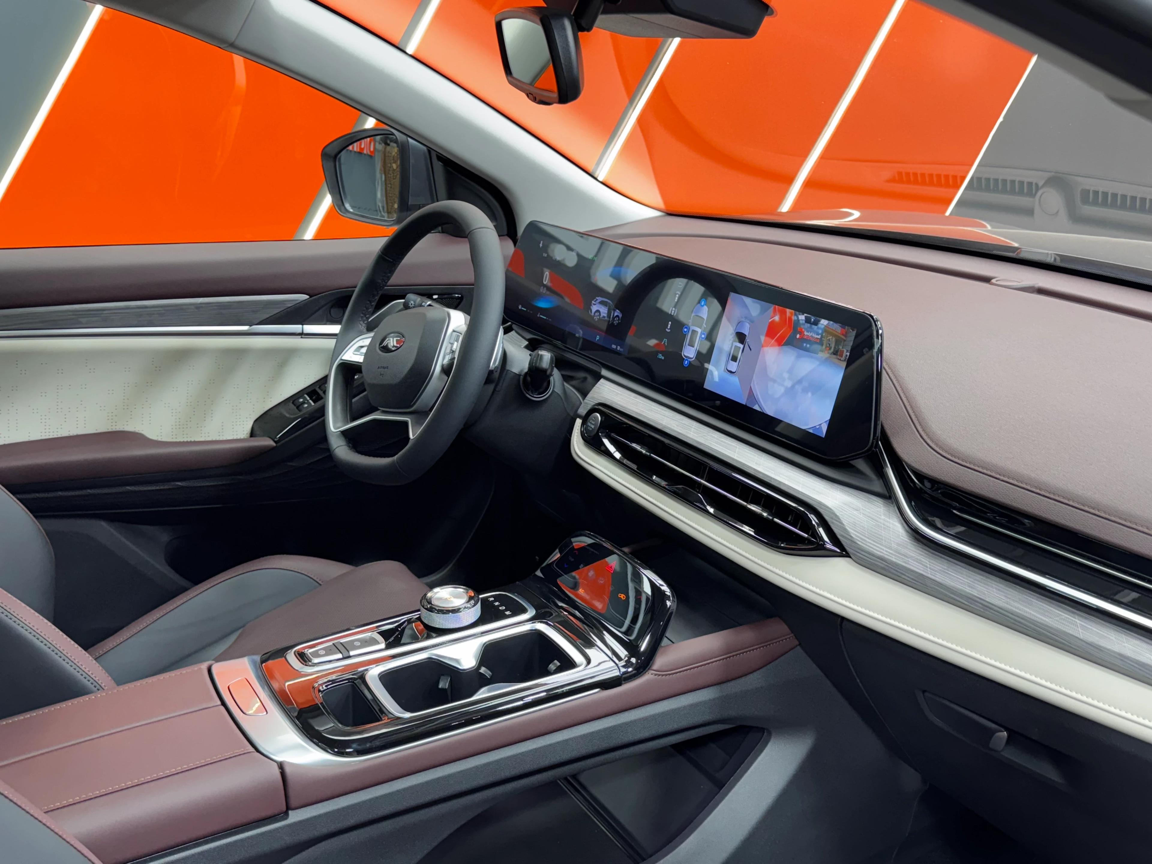 interior frontLeft
